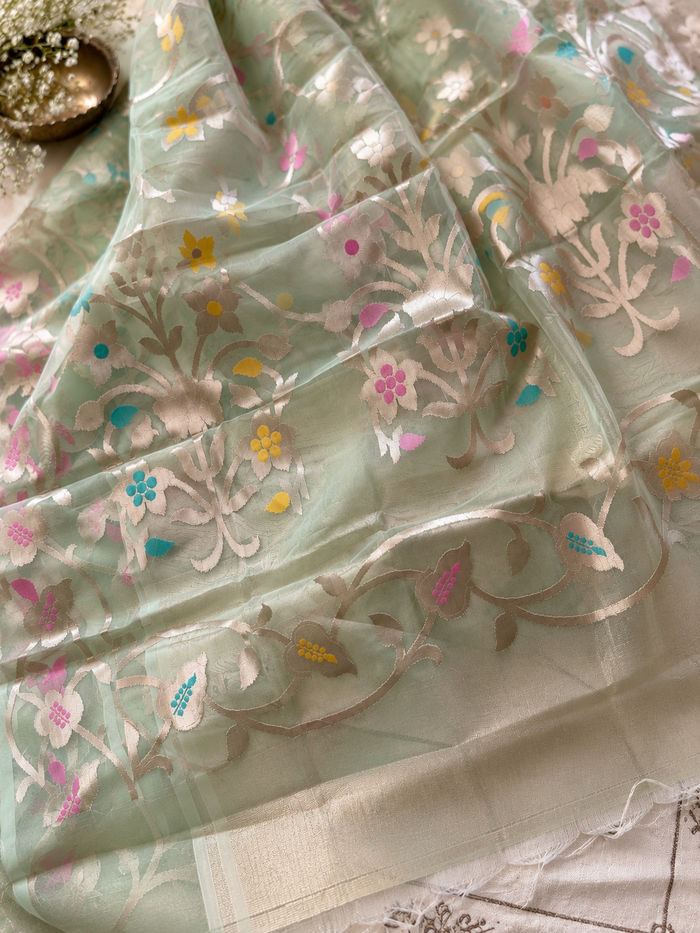 SHOBUJ MON- Pista green muslin jamdani comes with blouse piece