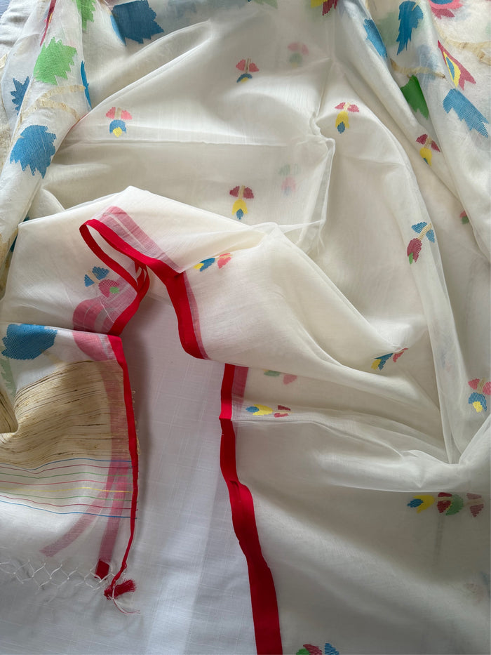 AALTA PAAR - White muslin jamdani handwork comes with blouse piece