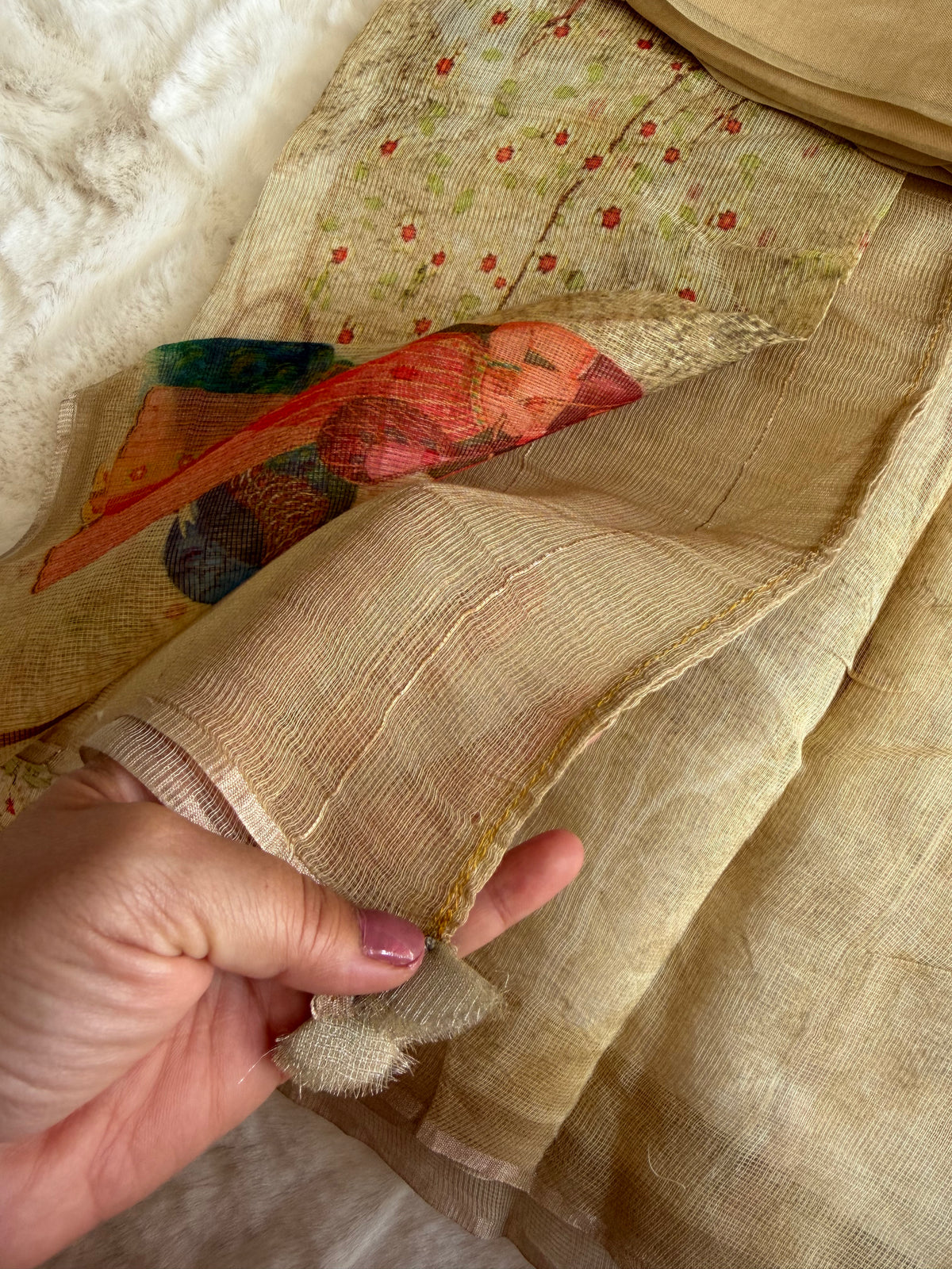 Dupatta with handlomm selvage finishing on edges.