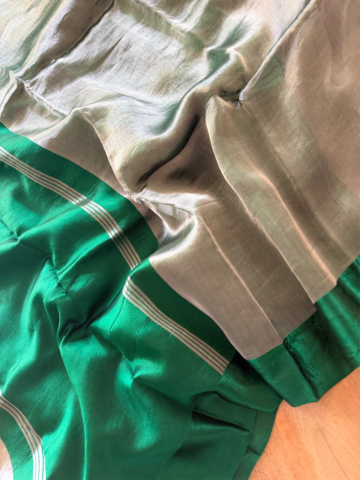 HARIYARA CHANDANI - Green and silver comes with blouse piece