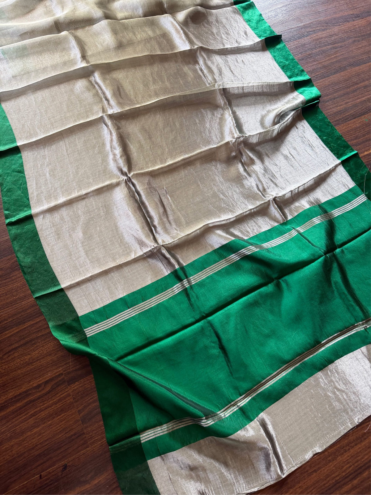 HARIYARA CHANDANI - Green and silver comes with blouse piece