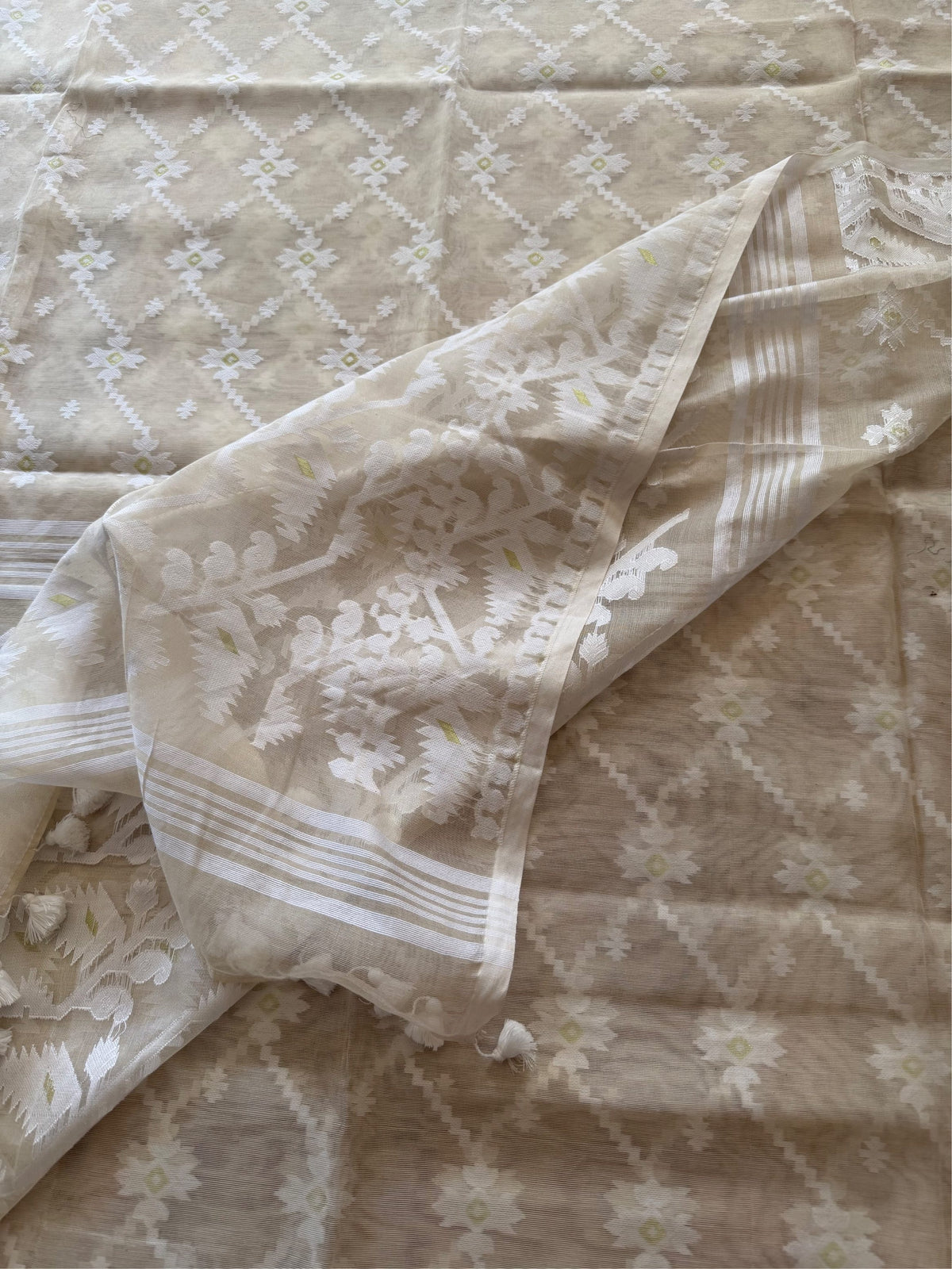 SHUVRO - Creamish white cotton jamdani saree comes with blouse piece