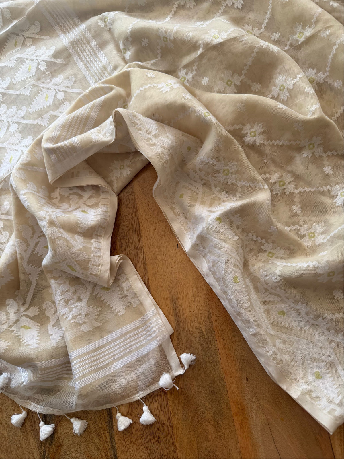 SHUVRO - Creamish white cotton jamdani saree comes with blouse piece